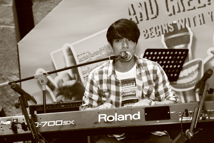  - NEA-Eco-Music-Challenge-2011-Finale-Teo-Seng-Loong-sang-his-jazz-composition-Captain-Planet-Blues-while-playing-the-keyboard