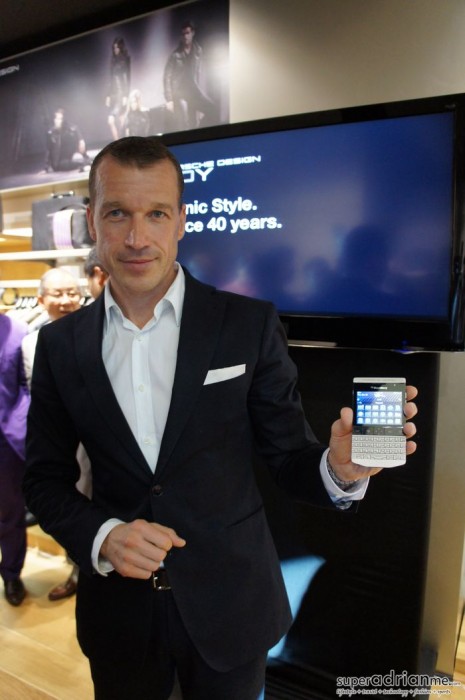 Porsche Design P’9981 Smartphone from BlackBerry with Dr. Juergen Gessler, CEO Porsche Design Group Porsche Design P’9981 Smartphone from BlackBerry with Dr. Juergen Gessler, CEO Porsche Design Group