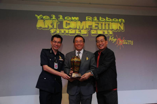 Peter Seah (centre) at the Yellow Ribbon Art Competition Finals 2011