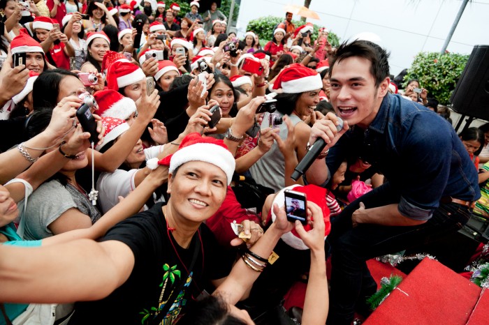 Popular Filipino celebrity Jake Cuenca celebrate an early Christmas with SingTel Prepaid customers