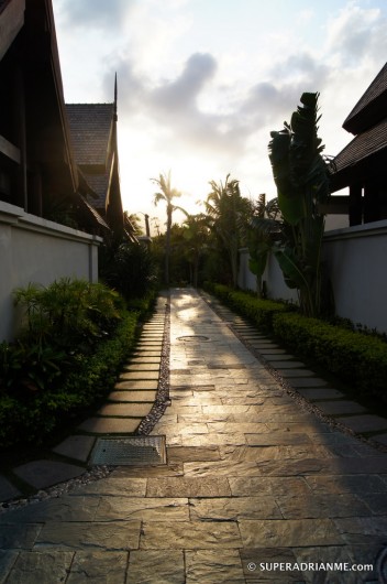 Pullman Sanya Yalong Bay Resort and Spa, China: The walkways to the Villas