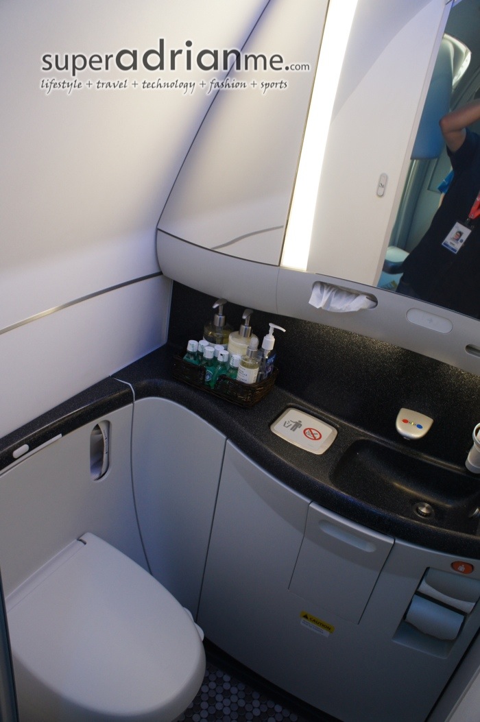 Boeing 787-8 Dreamliner ZA003 - Toilet with auto seat closure when you flush