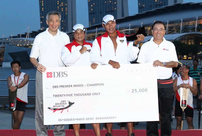 Prime Minister Lee Hsien Loong and DBS Chairman Peter Seah presenting the prizes to the winning team from Indonesia.