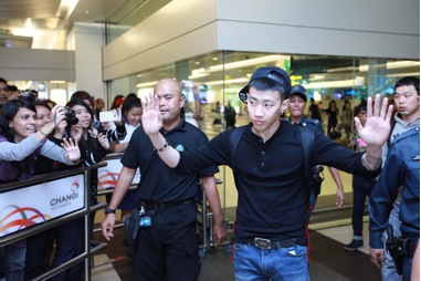 Jay Park Waving To Fans At Changi Airport