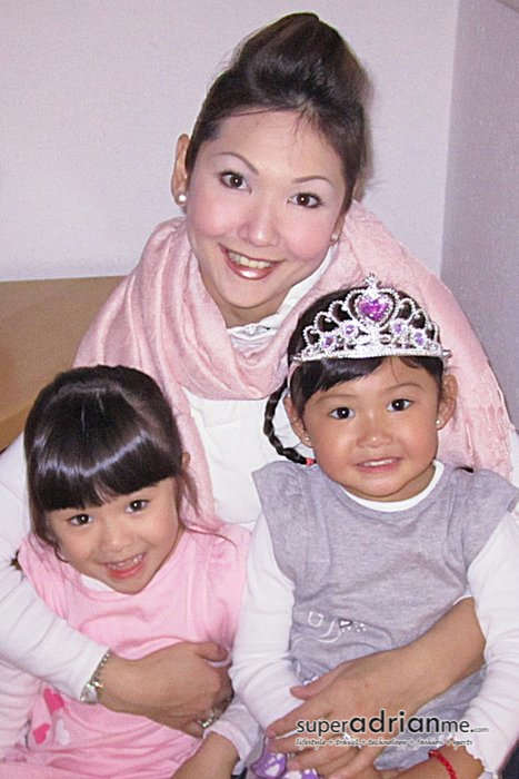 Mrs Singapore World 2012 - Kim & Family