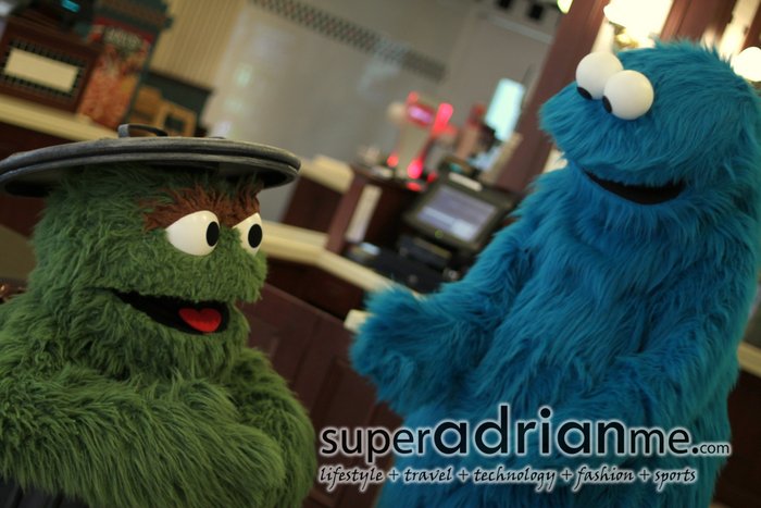 Sesame Street - Oscar and Cookie Monster - Universal Studios Singapore