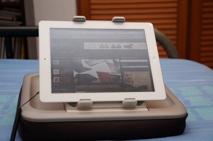 Targus Lap Lounge with the iPad secured horizontally | SUPERADRIANME.com