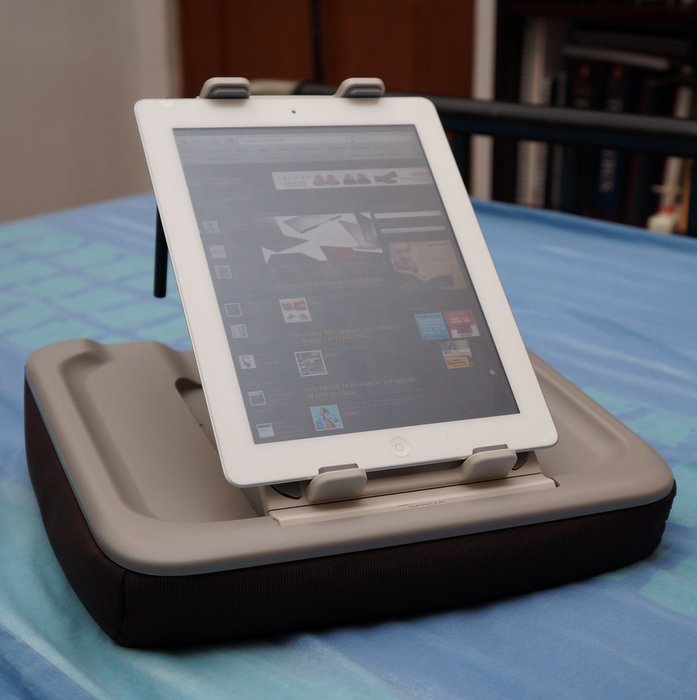 Targus Lap Lounge with the iPad secured vertically | SUPERADRIANME.com