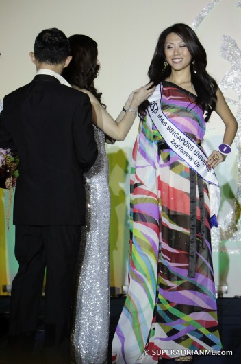 Miss Singapore Universe 2011: Shn Juay getting her 2nd runner up award.