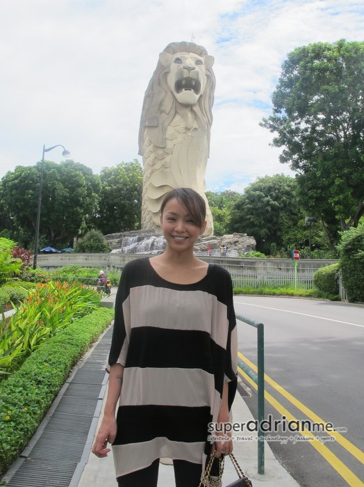 Namie Amuro Visits the Merlion at Sentosa in Singapore