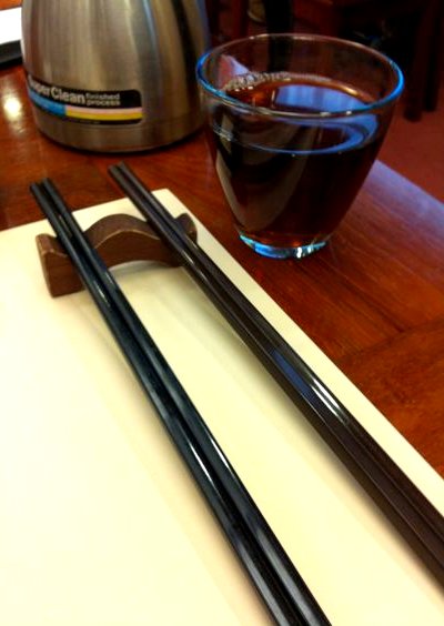Hong Kong - Chi Lin Vegetarian - serving chopsticks