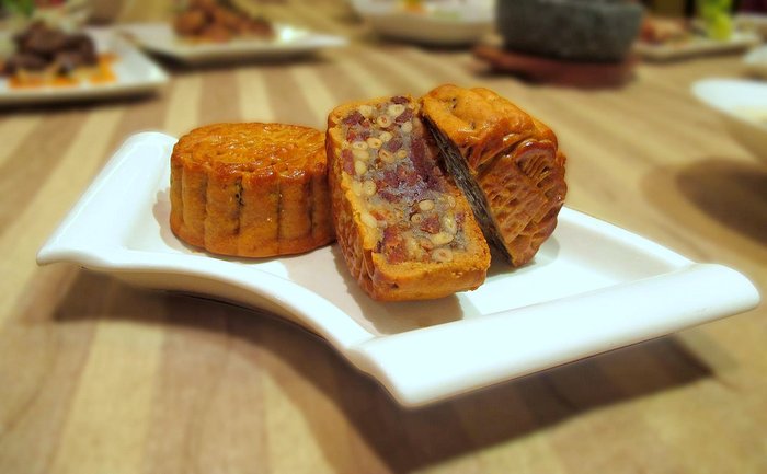 Riverview Hotel - Bak Kwa with Lotus Paste and Pine Nuts Mooncake