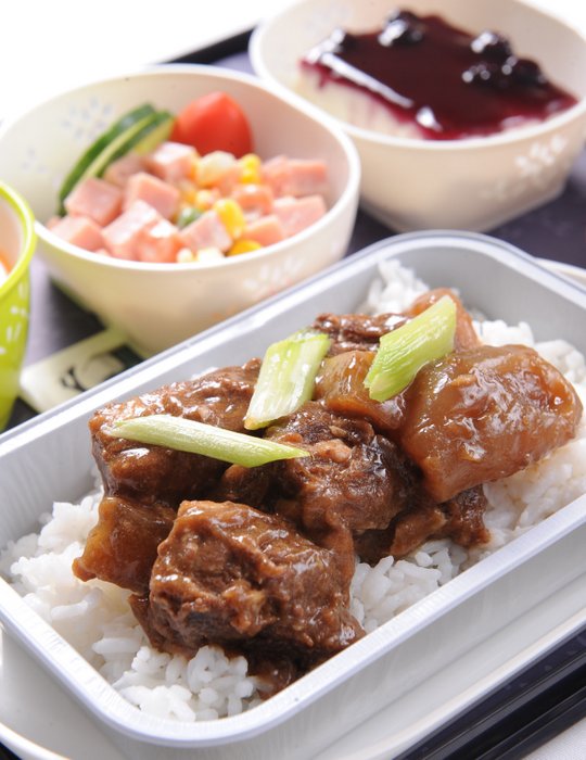 Cathay Pacific: Braised beef in chu hou sauce on steamed jasmine rice on Economy Class