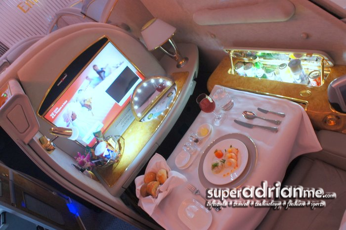 First Class Suites and meal in Emirates Airbus A380 from Singapore to Dubai (A6-EDF)