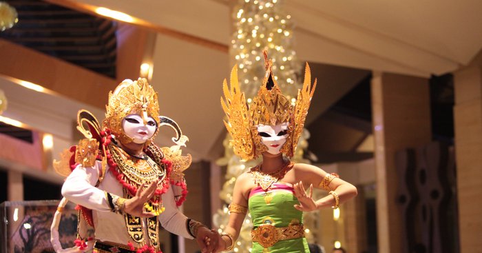 Mulia Bali - Stiltwalkers at Lobby - 31 December 2012
