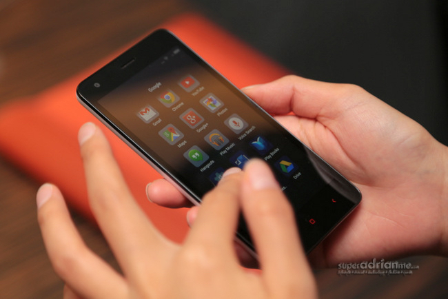 The Xiami Redmi 2 in a lady's hands