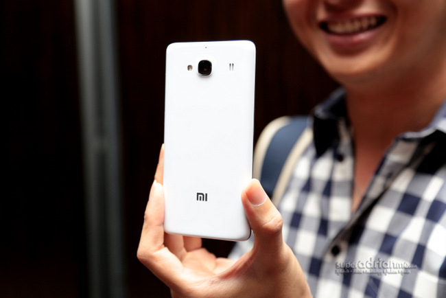 The Redmi 2 has a soft touch matt back cover. 